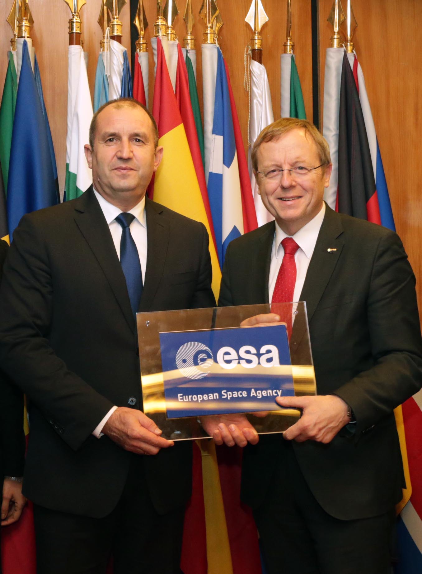 Радев: Засиленото сътрудничество с Европейската космическа агенция ще насърчи технологичния и научен обмен в информатиката, електрониката и медицината