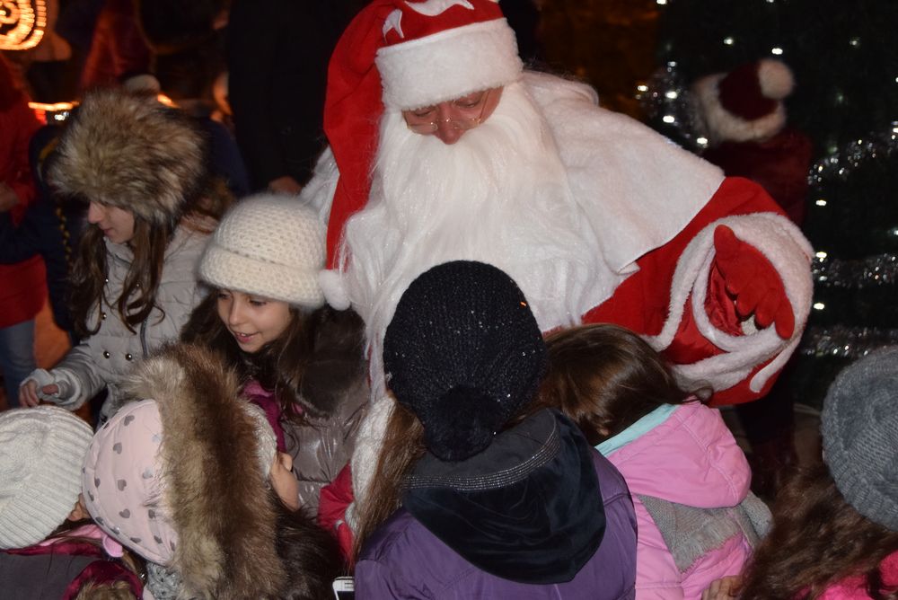 Дядо Коледа и децата на Горна Оряховица запалиха заедно празничните светлини на елхата