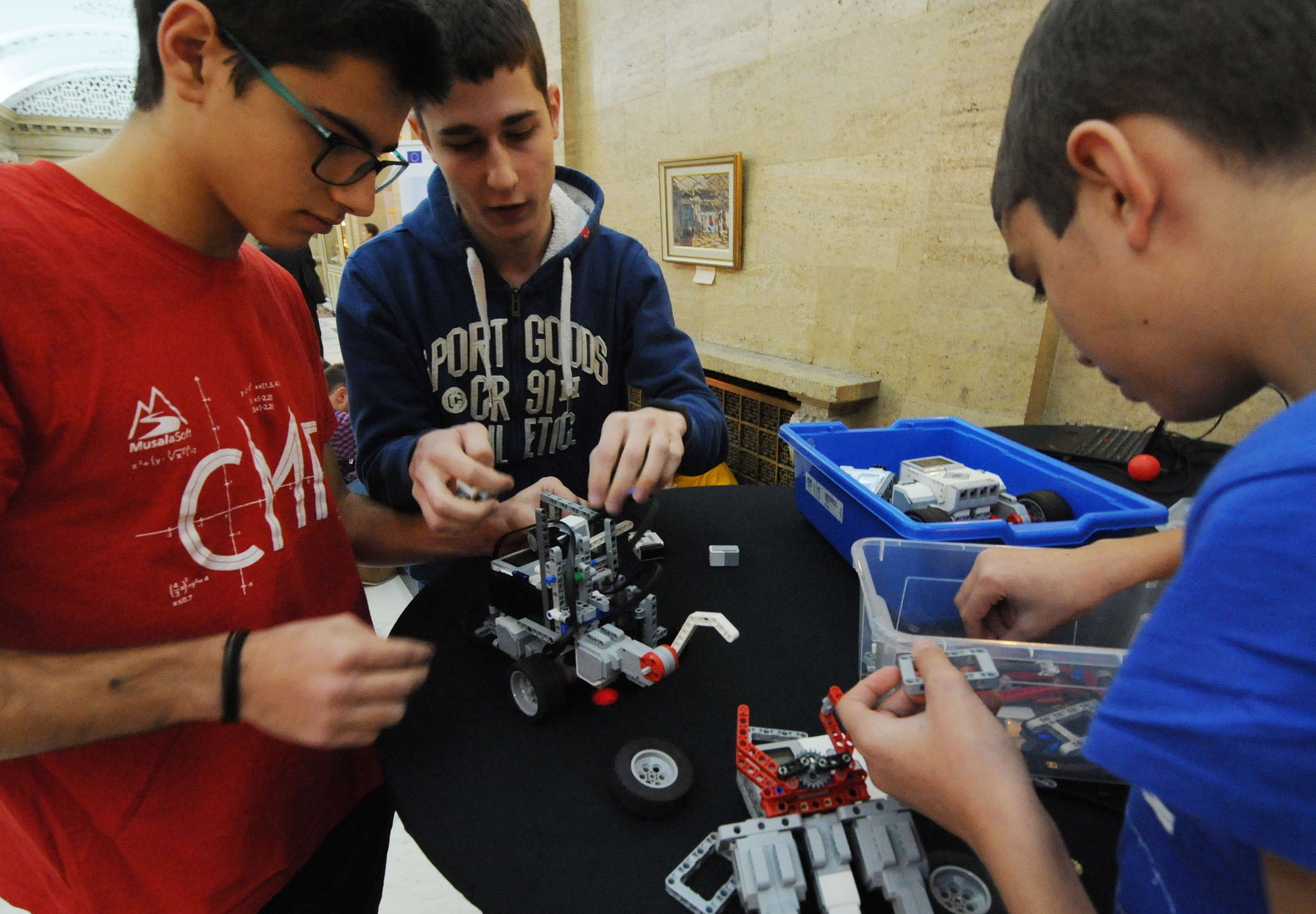 Ученици от СМГ сглобяваха роботи от комплект на Лего в хотел "Балкан"