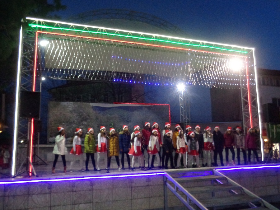 „Царицата на розите” запали светлините на коледната елха в Карлово