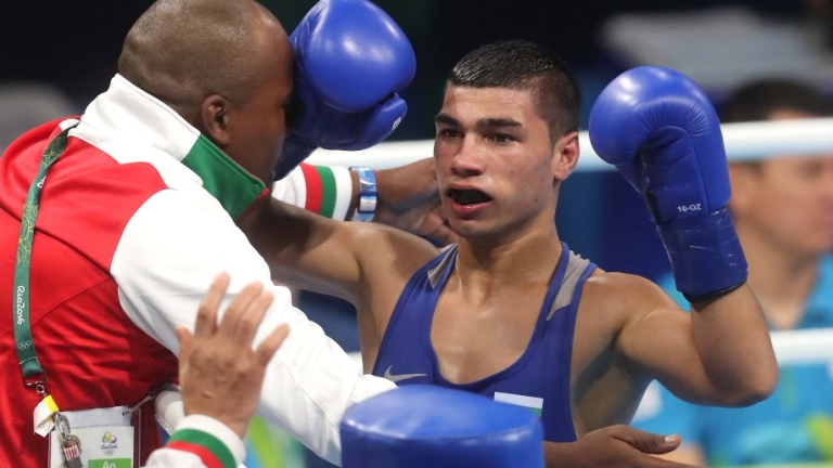 Разиграват ръкавиците на Тайсъна на търг