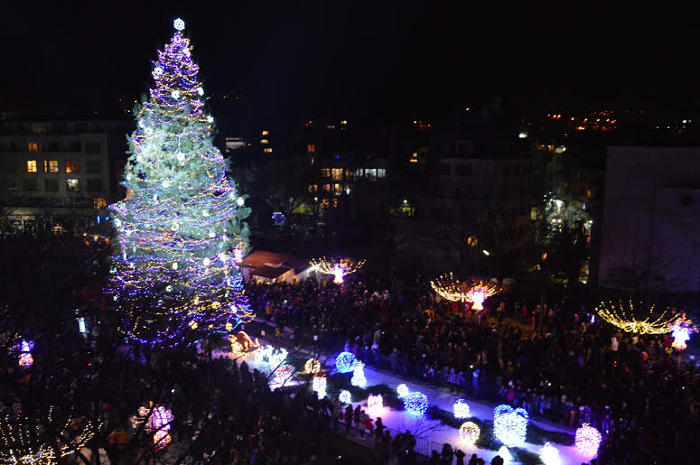 Кметът д-р Атанас Камбитов и децата на Благоевград  запалиха хилядите светлини на коледната елха