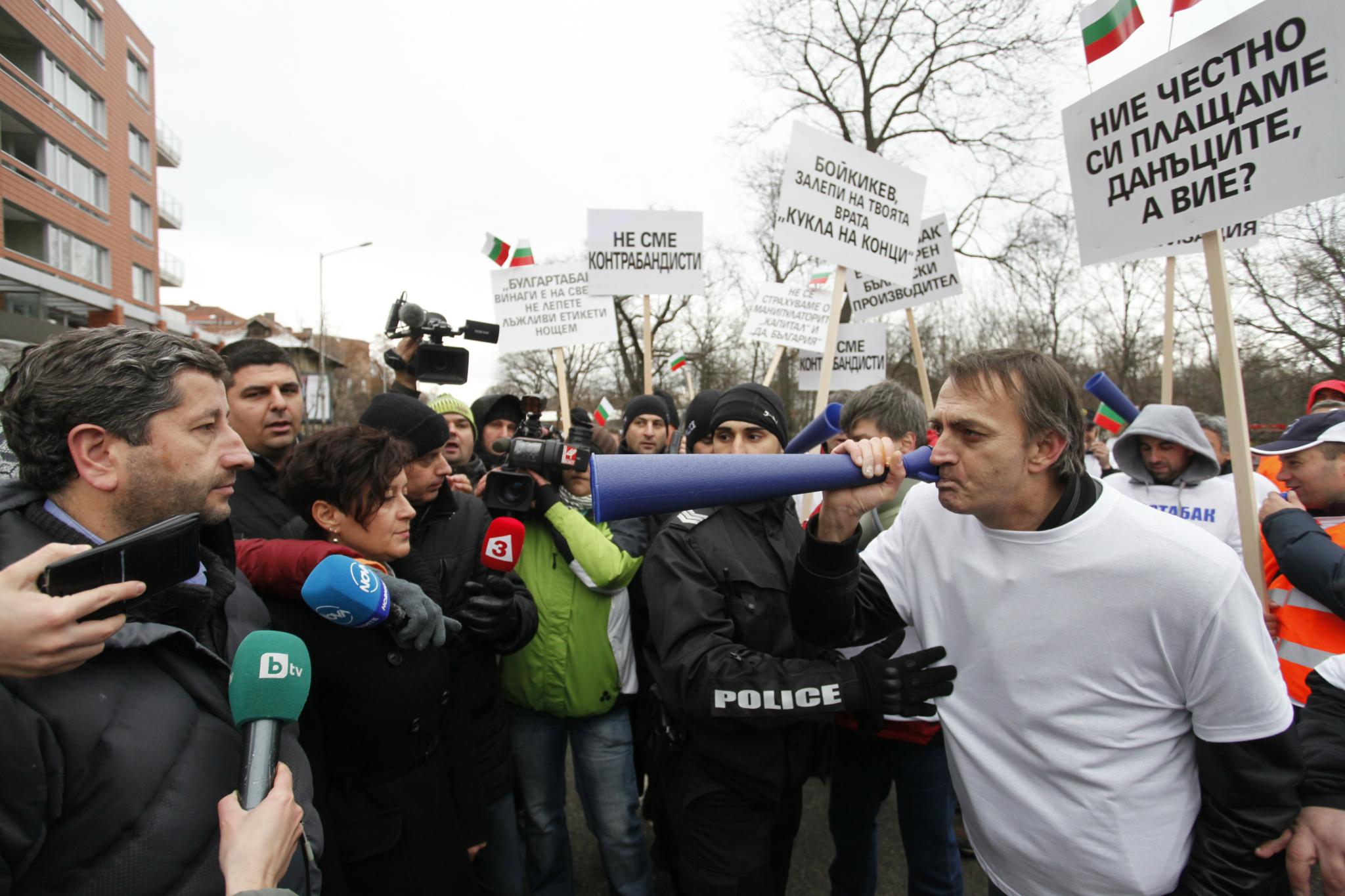 Протестиращите от "Булгартабак" освиркаха Христо Иванов