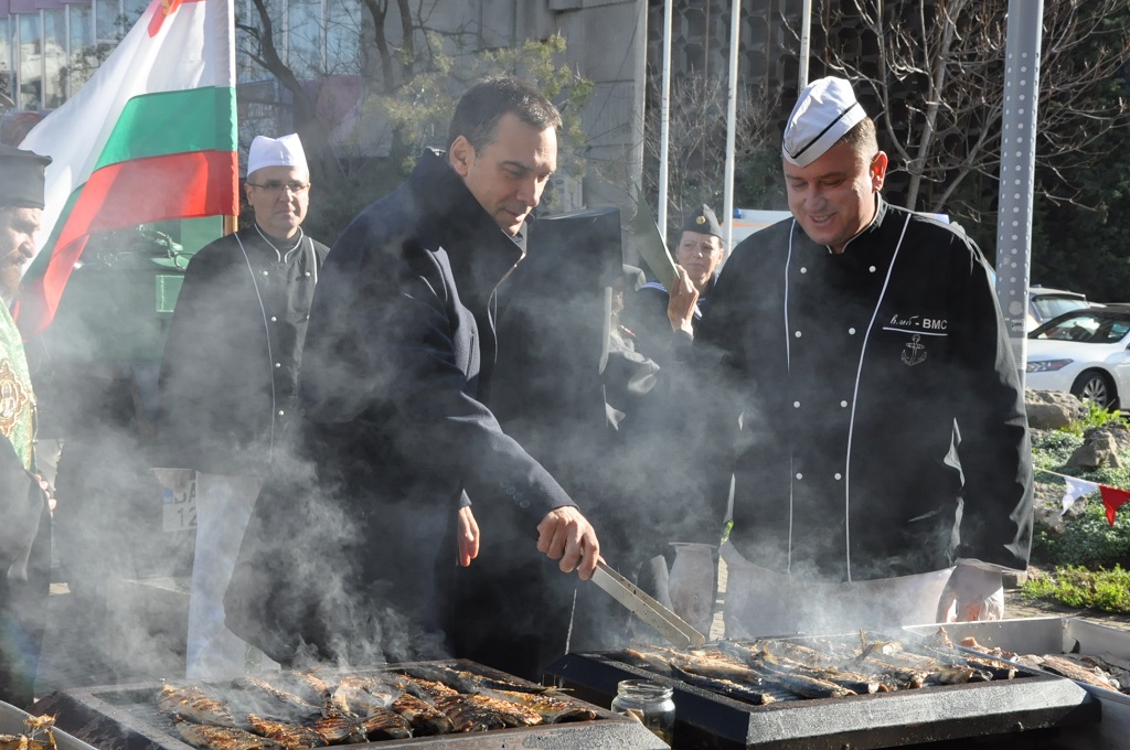 Хора, рибен курбан и слънце за празника на Бургас