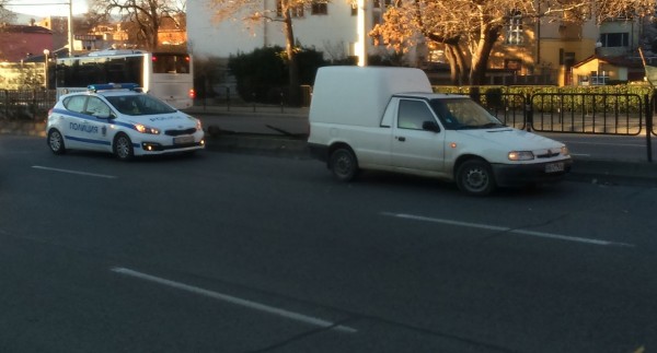 Автобус се блъсна в жилищен блок, на шофьора му прилошало