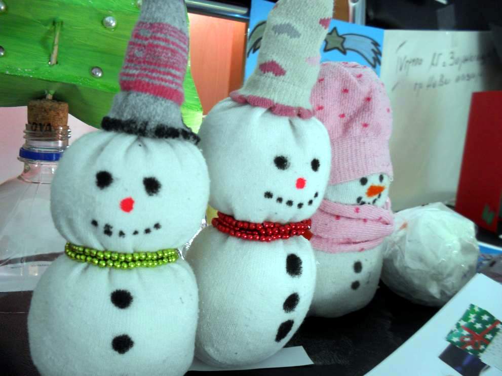 Деца майсториха играчки за болно дете