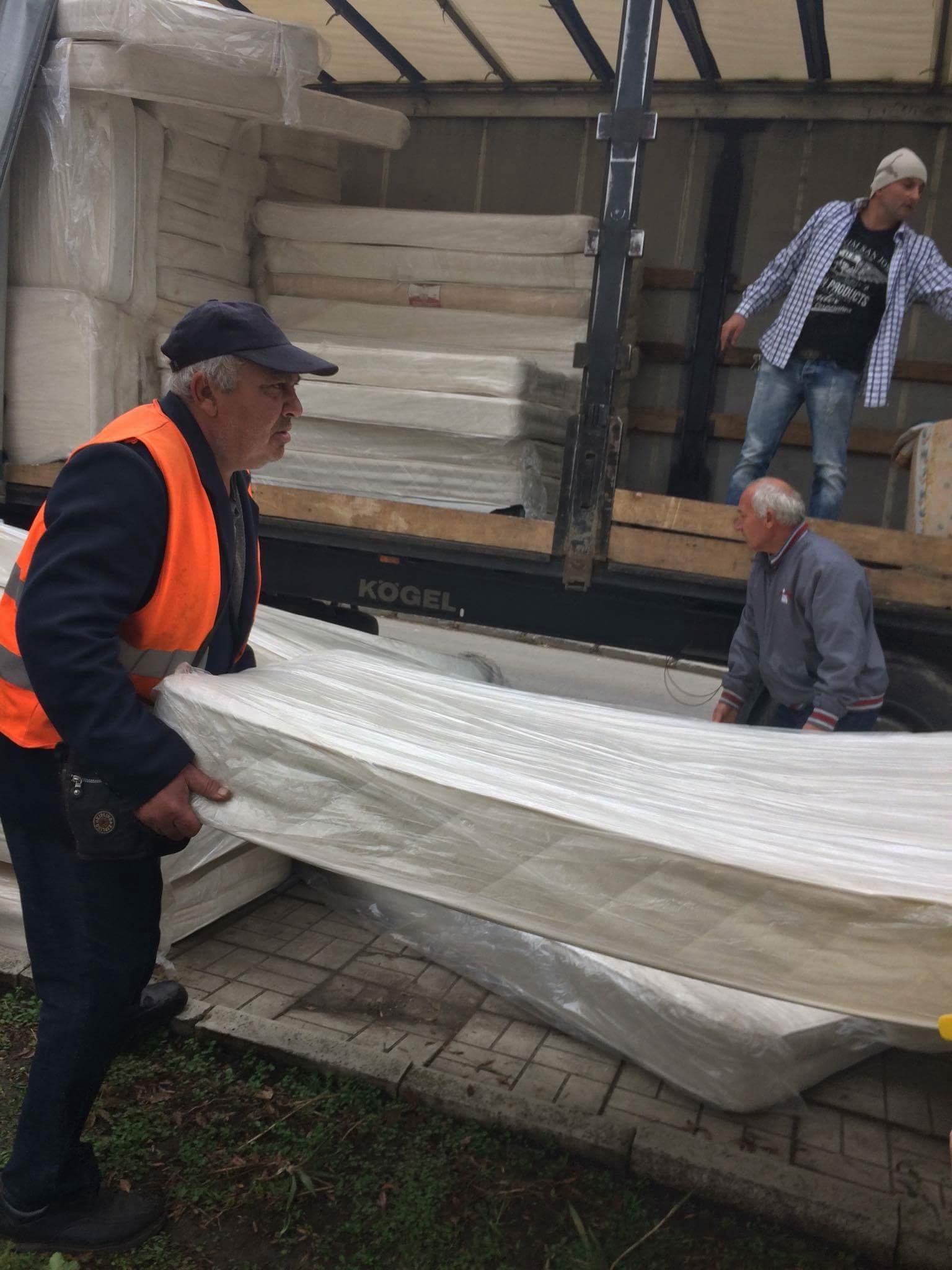 Наводнените къщи готови, сложиха и первазите