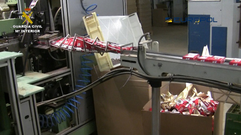 Тайна фабрика бълва 2 млн. цигари на ден в Испания (обзор)