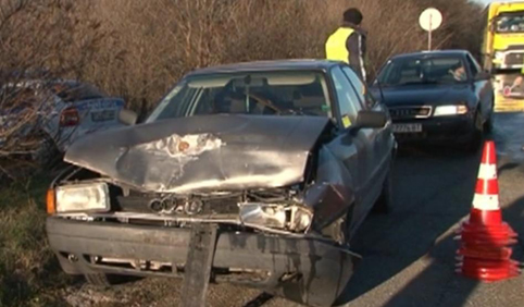 Верижна катастрофа заради проститутка блокира главен път Е-79