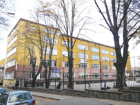 Маскирани вилняха с метални тръби в училище (обзор)