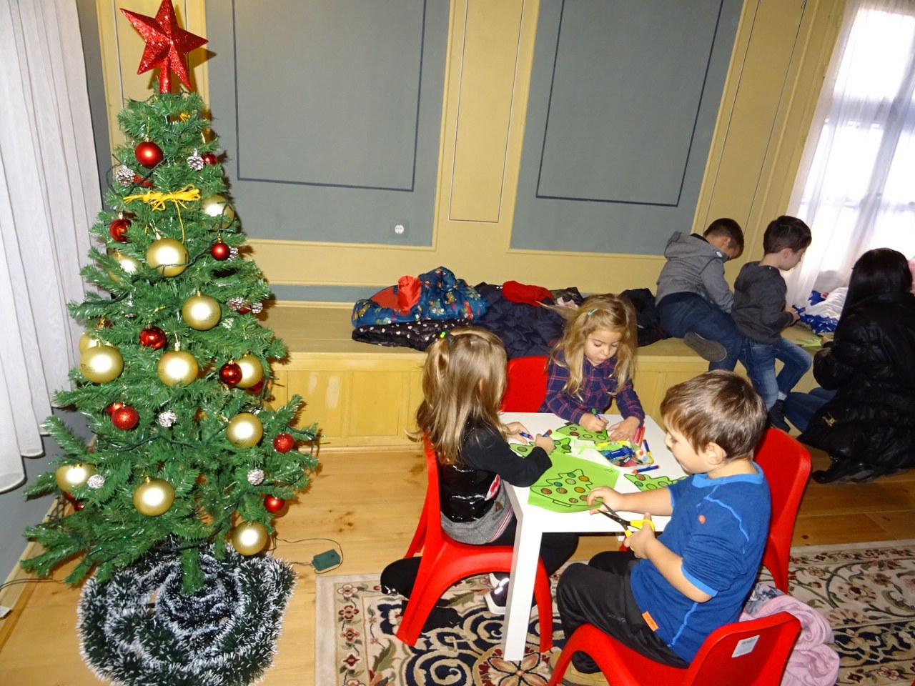 Деца се включиха в матине край Коледното дърво в къща „Клианти” в Старинен Пловдив