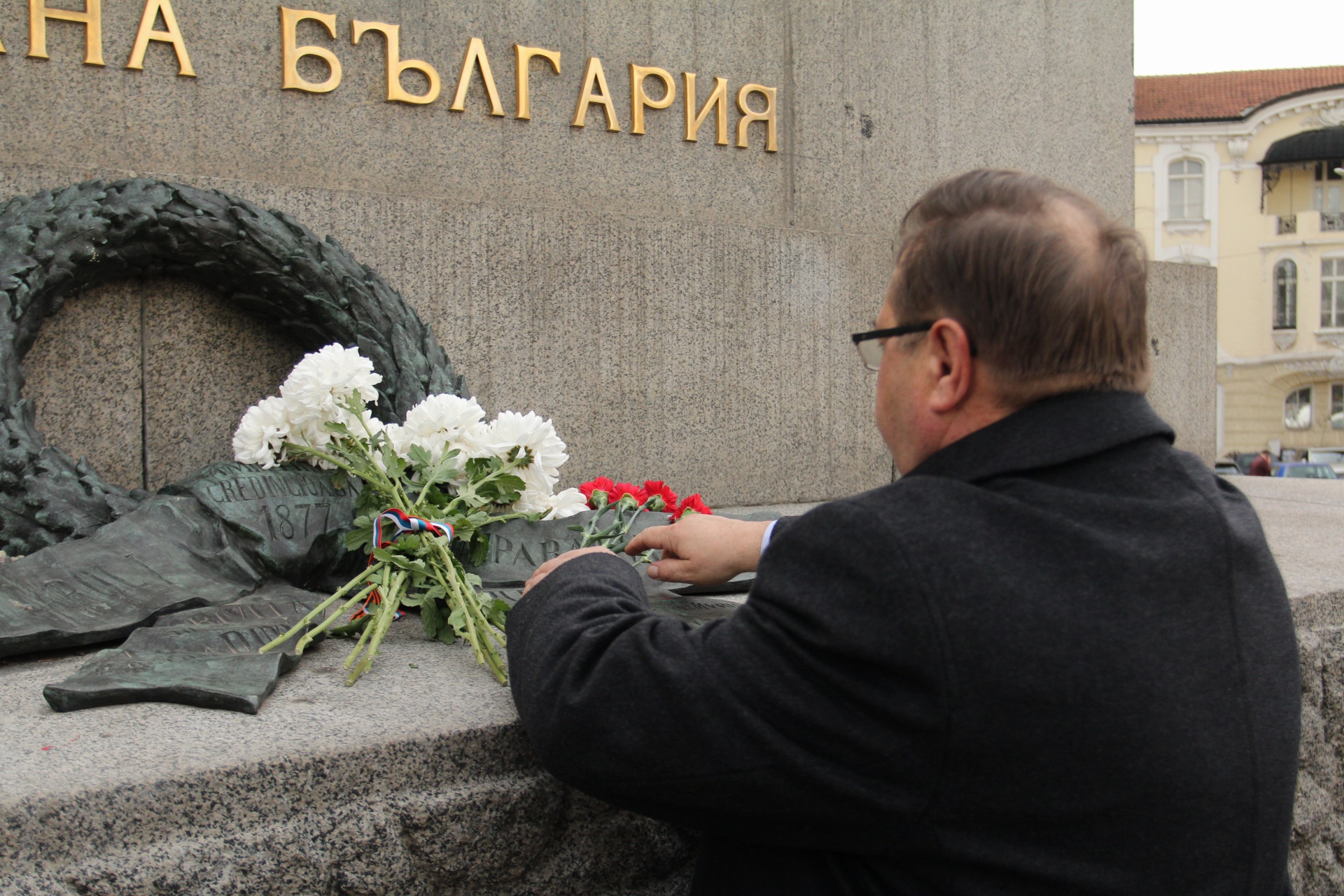 Цветя пред паметника на Цар Александър II на 140-тата годишнина от Плевенската епопея (СНИМКИ)