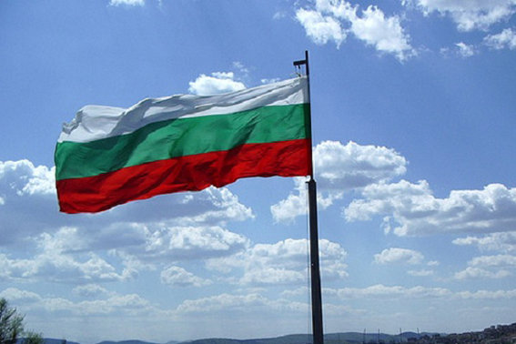 Мъж открадна и запали националния флаг във врачанско село