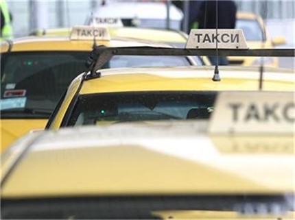 Блъснаха се две таксита, пострадали са шофьорите и петима пътници