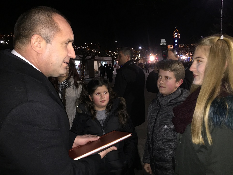 Ученици изненадаха президента Радев в Плевен