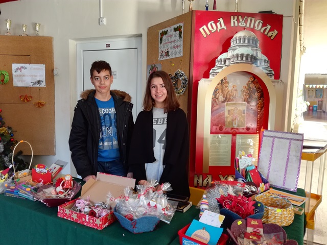 Деца от търновско училище подготвят подаръци за свои съученици сираци