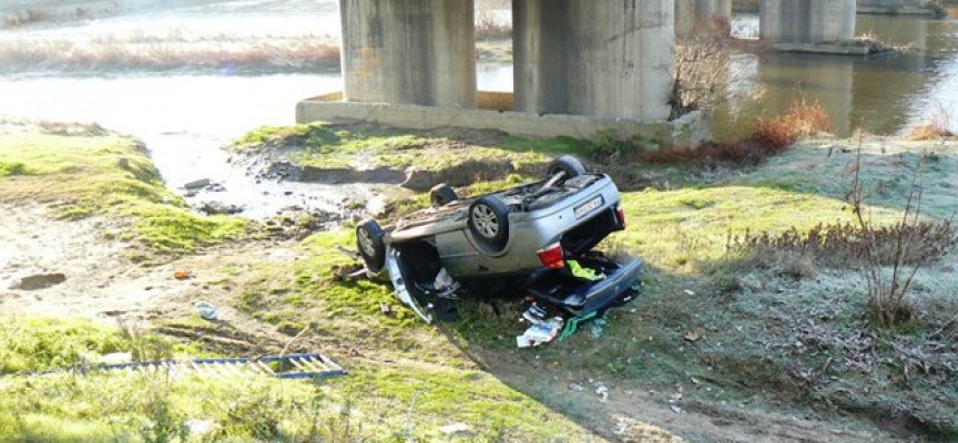 „Опел” излетя от мост в Пазарджик и падна по таван в коритото на река Марица