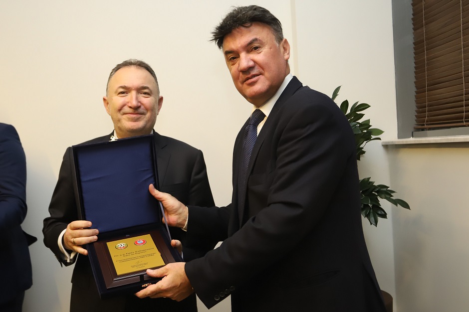 Кметът на Карлово д-р Емил Кабаиванов с признание от БФС и УЕФА