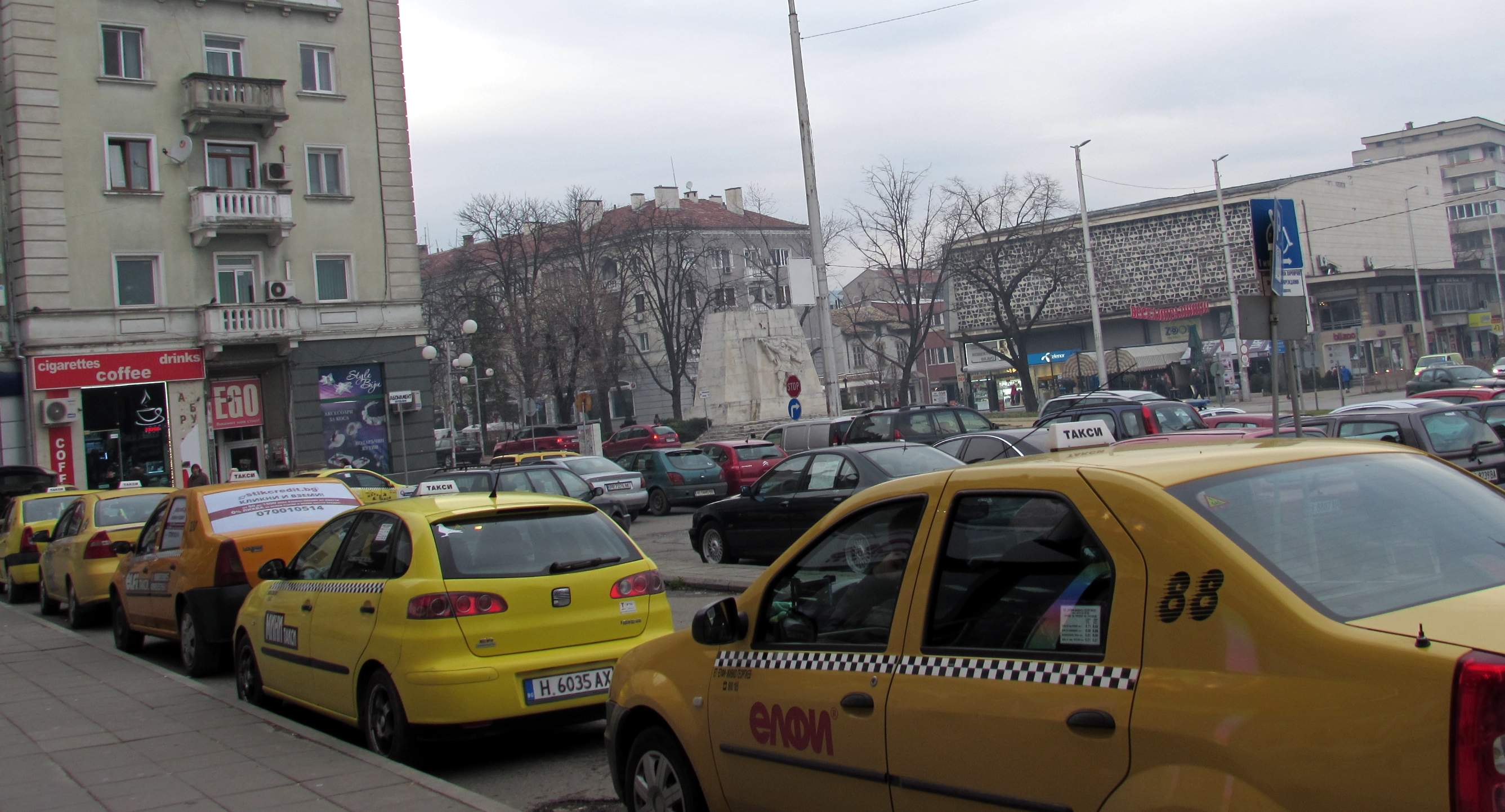 Таксиметров шофьор върна чанта с пари и подаръци
