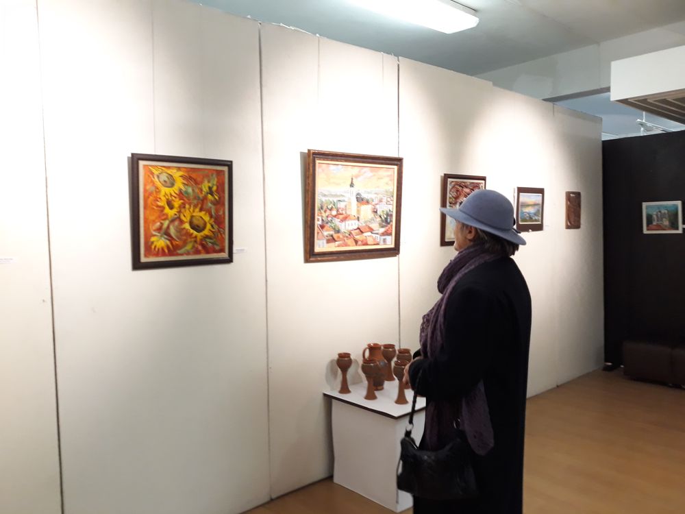 Свищовски художници подредиха коледна изложба – базар