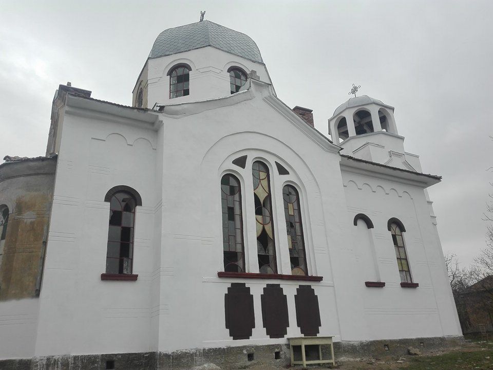 Обновени с близо 100 000 лв. свищовските храмове посрещат все повече богомолци