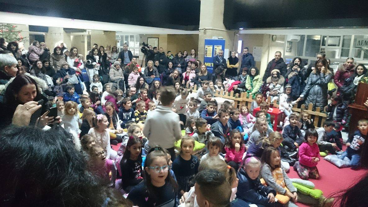 „Коледна приказка за най- малките“ завладя благоевградските деца в „Часът на приказния разказвач“