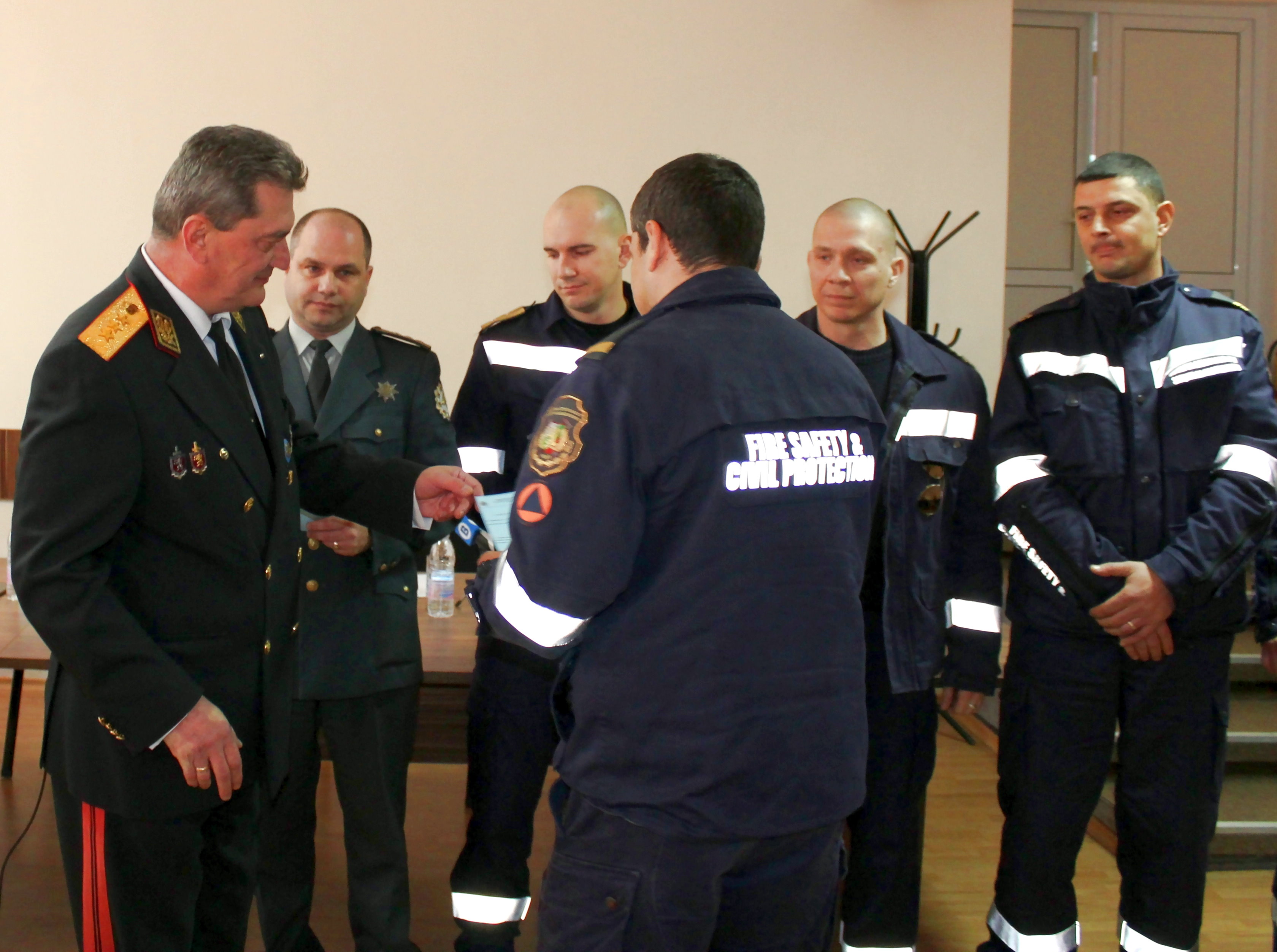 Наградиха 12 търновски огнеборци за проявен висок професионализъм