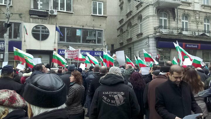 Протест под прозорците на КЕВР, докато обсъжда поскъпване на водата (СНИМКИ)