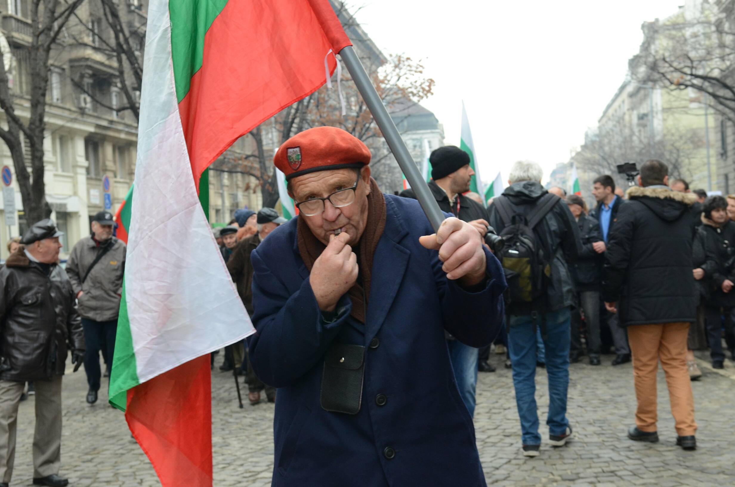 Протестът пред КЕВР през обектива на Труд