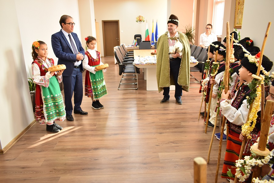 Коледари изненадаха приятно кмета на Асеновград