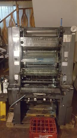 Фалшификатор изкопа печатарска машина за долари и евро