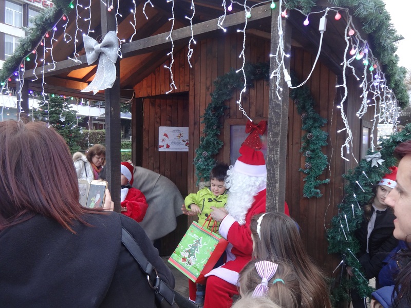 Дядо Коледа пристигна в Карлово