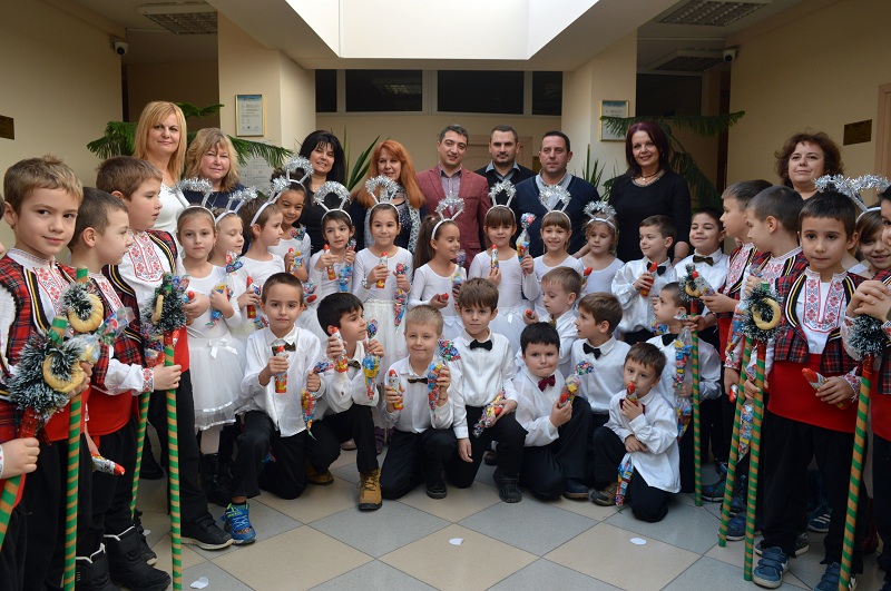 Малчуганите от детска градина „Албена” донесоха коледния дух в кметството на район „Южен” в Пловдив