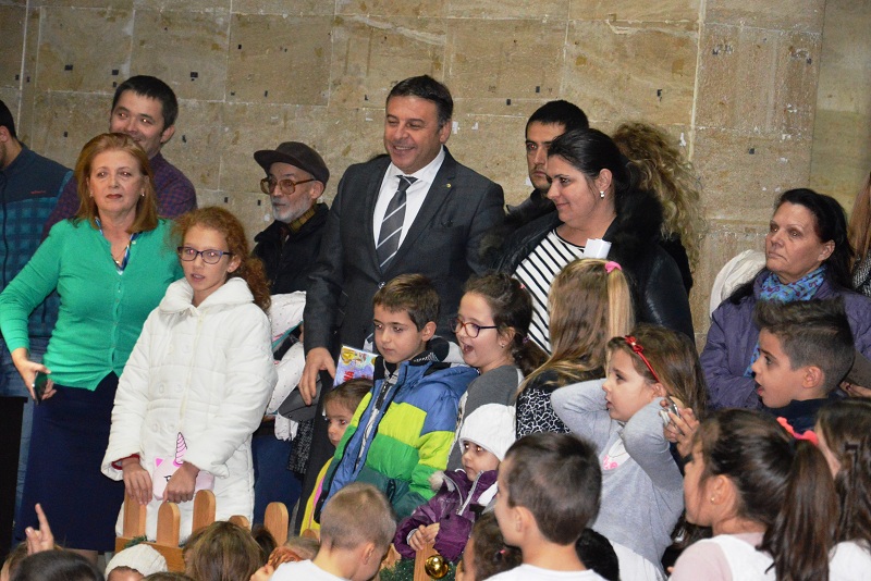 Кметът Камбитов с послание към децата: И най-скъпият подарък, и най-разкошният дар, дори царската корона, не струват нищо пред доброто сърце