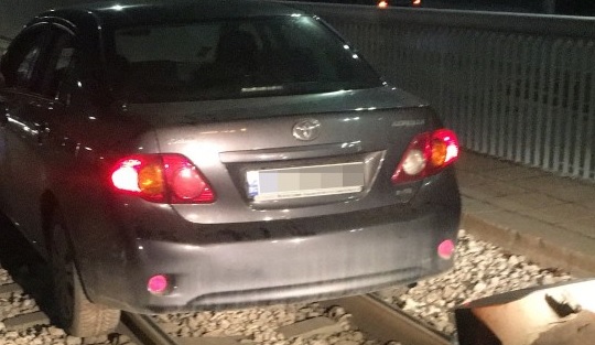 Кола кацна върху релсите на бул. "България" в София