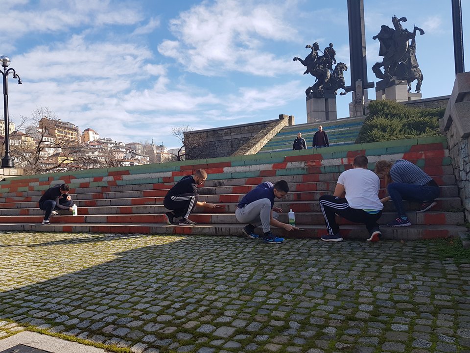 Младежи почистиха стълбите при паметника на Асеневци в Търново от графити със спрей