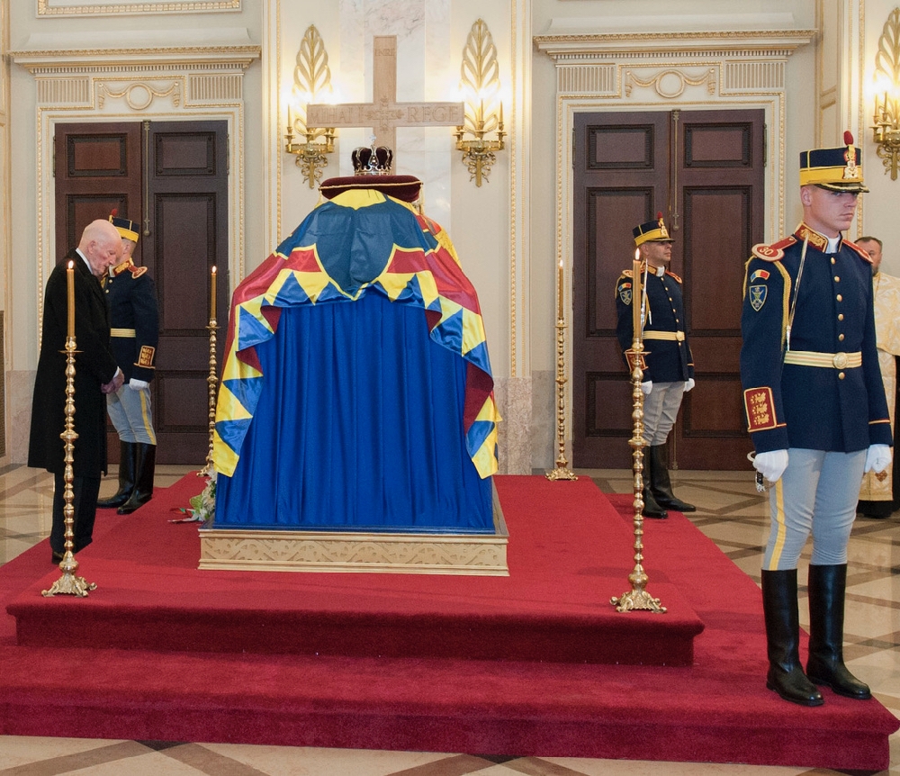 Цар Симеон II присъства на поклонението пред тленните останки на румънския крал Михай (СНИМКИ)