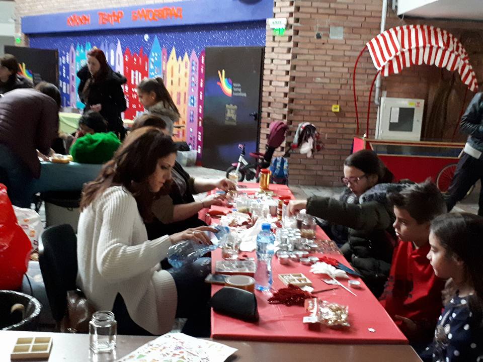 Децата на Благоевград творят по време на Детски коледен панаир      