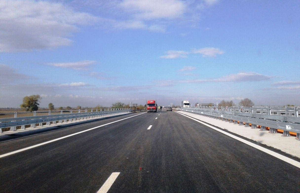 Временно е ограничено движението по "Тракия" заради аварирал камион