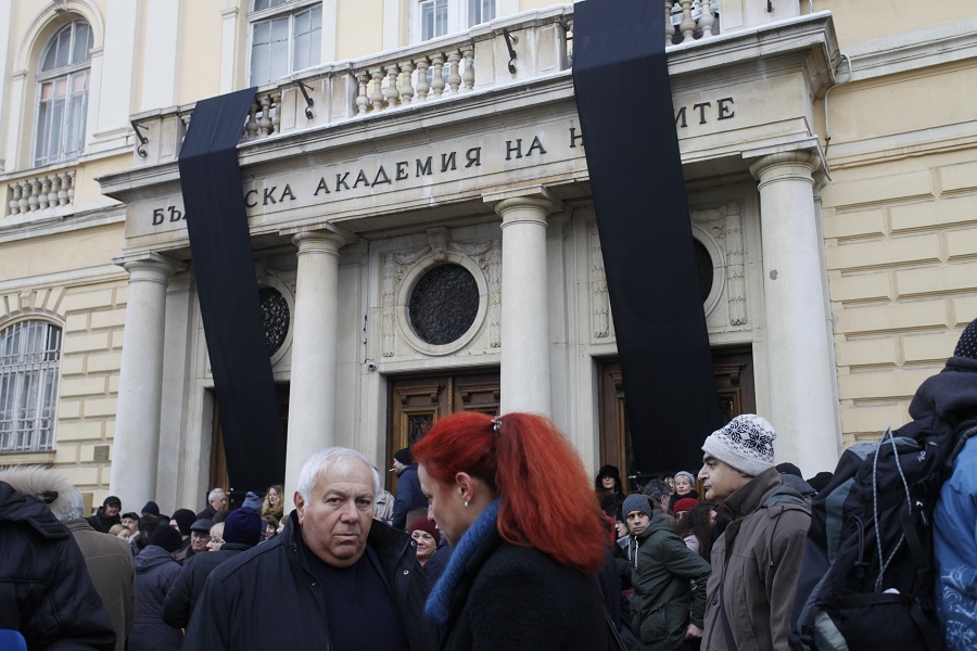 Писмо до еврокомисар, международна петиция и медийна кампания в протеста на БАН