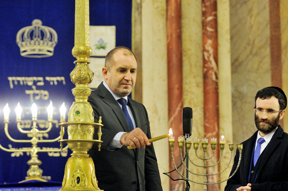 Радев на церемония за Ханука: Горд съм, че българската нация умее да отбелязва съвместно празниците на всички свои общности (СНИМКИ)