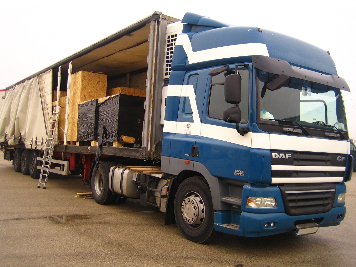 Митнически служители разкриха 5,5 тона литра прекурсор за производство на хероин