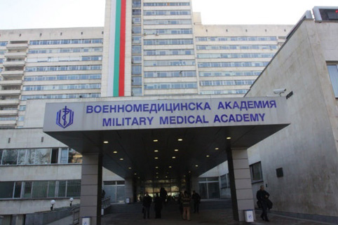 Простреляният данъчен е ранен в дясното рамо, засегнати са големи кръвоносни съдове