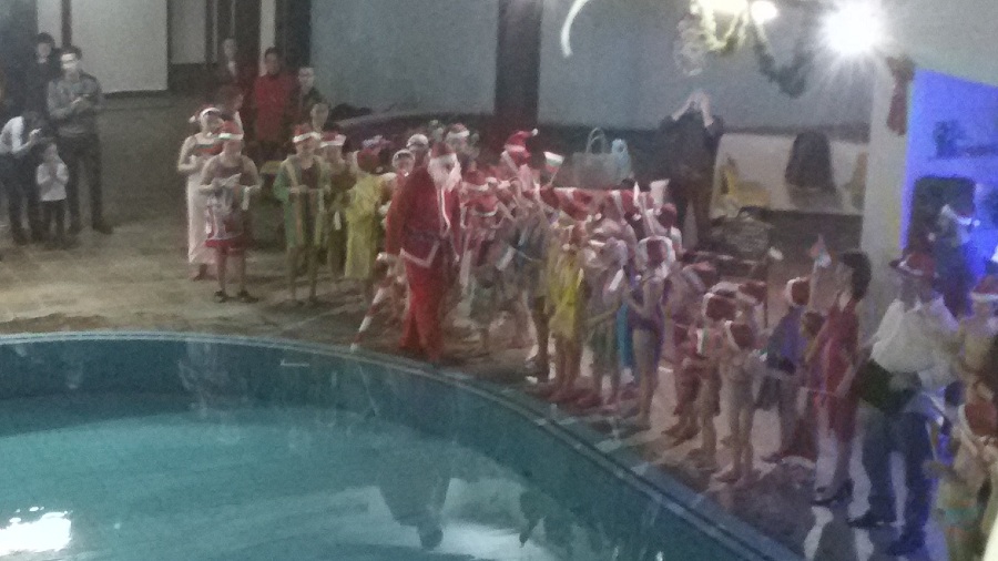 Плувен празник "Коледни делфини" зарадва 88 деца