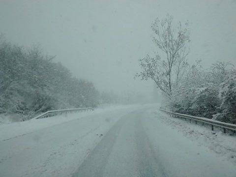 Хвърлиха за часове 15 тона пясък и 5 тона сол срещу снега в Търновско