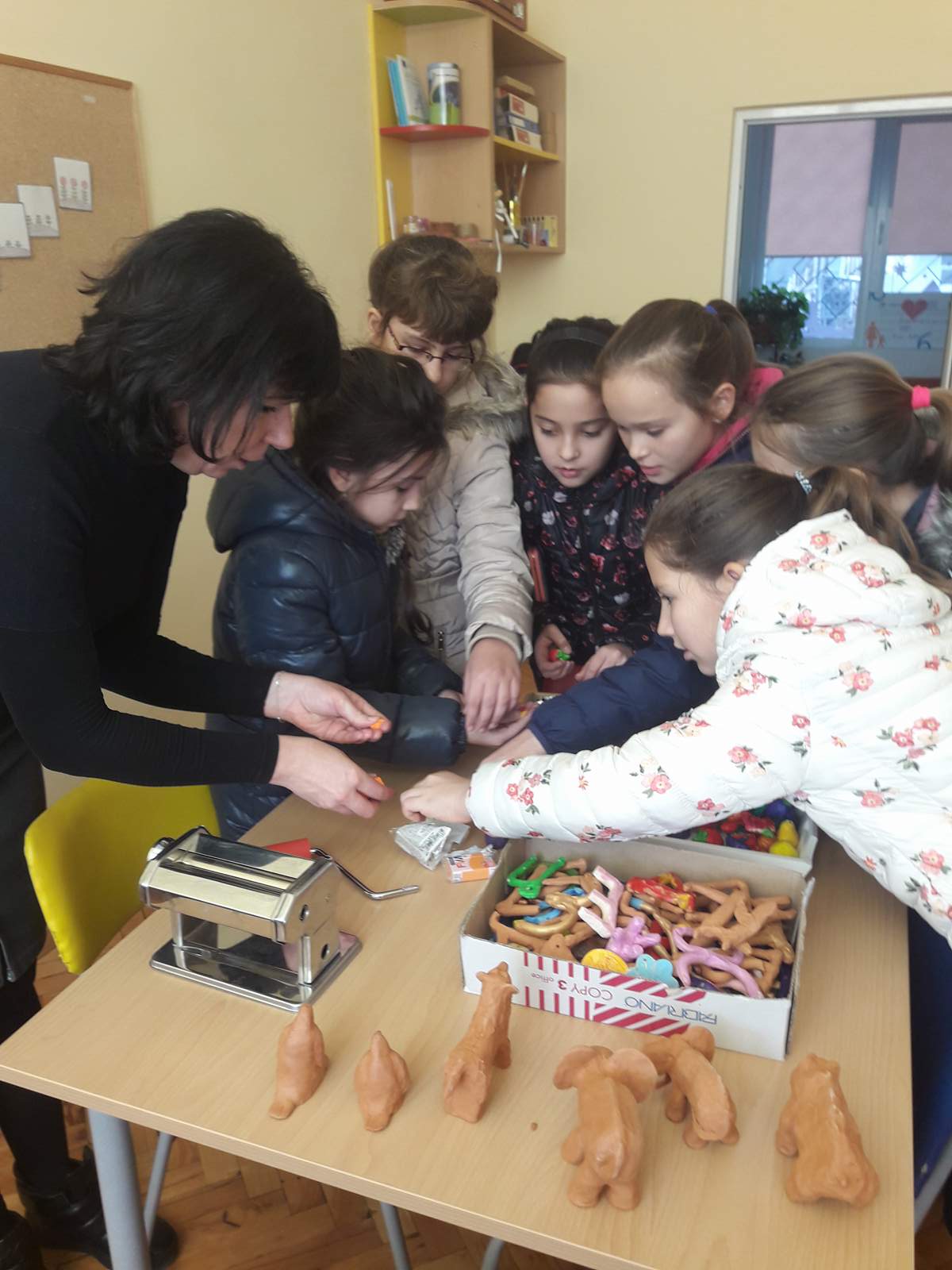 Ученици дариха 1080 лева на деца с увреждания в Свищов