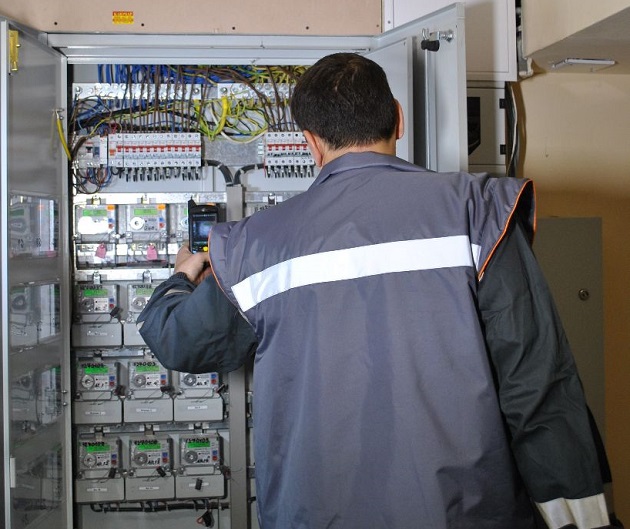 1000 лв. глоба за шамар на отчетник на енергото