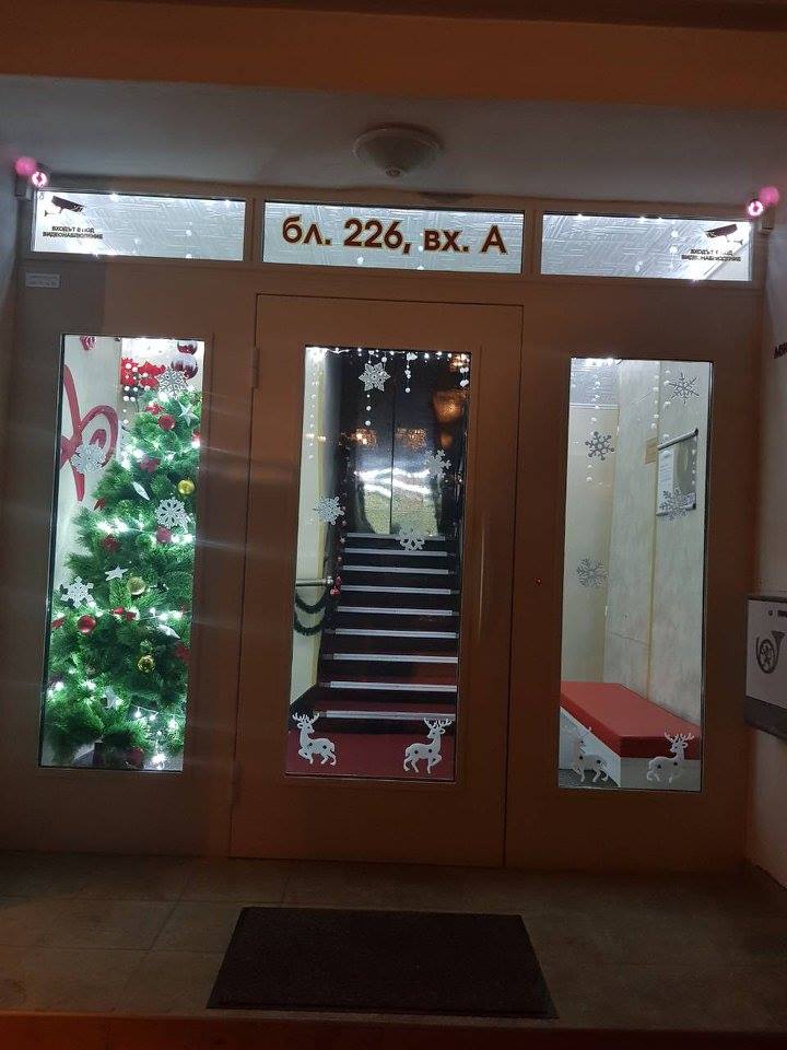 Коледна украса направиха жители на блок в столичния квартал "Люлин"