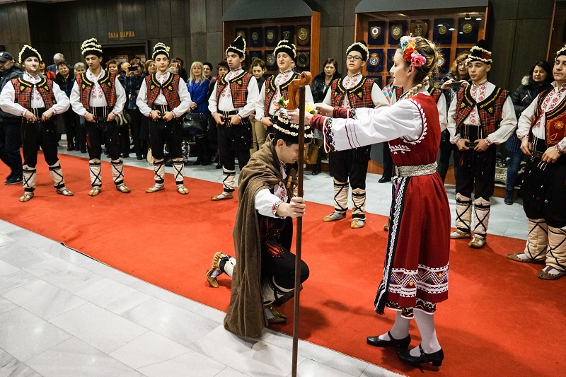 Коледари станаха полазници в Община Варна
