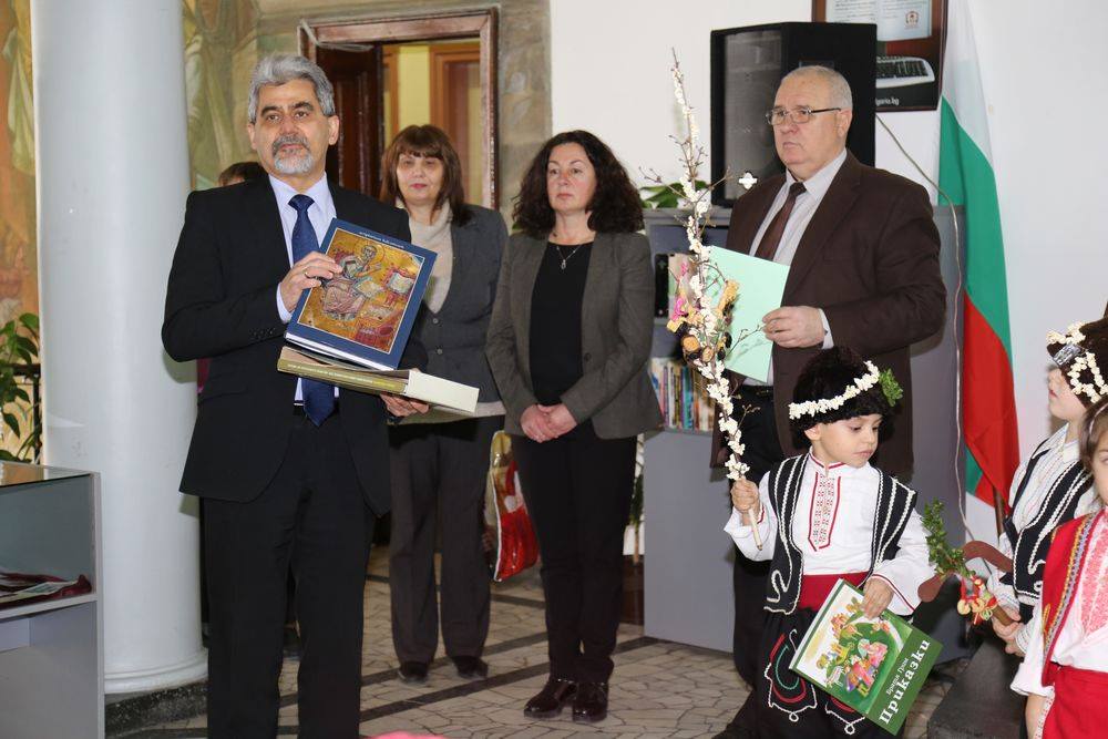 Депутат дари ценно издание на регионалната библиотека в Търново